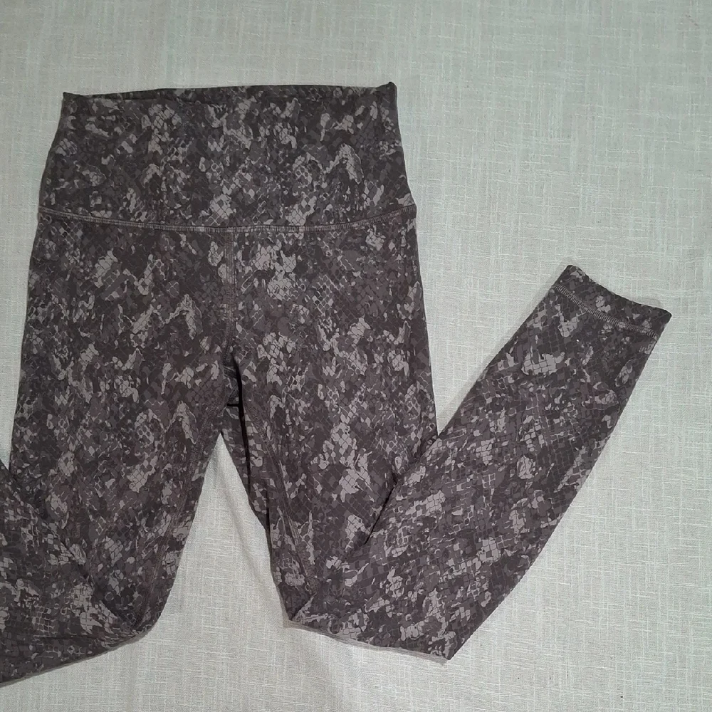 lululemon athletica women's Brown Patterned Leggings Size 6